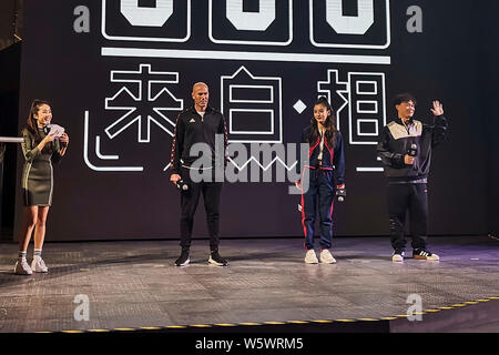 Entraîneur de football français et ancien joueur Zinedine Zidane, deuxième à gauche, et l'actrice de Hong Kong, deuxième à droite, Angelababy assister à un événement promotionnel pour un Banque D'Images