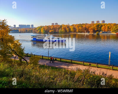 Moscow, Russie - le 17 octobre. En 2018. Navire de plaisance Aksenov Colonel le Canal de Moscou river Banque D'Images