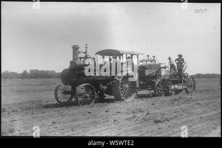 Photographie avec légende sur Mile 52 Pelle tractée par la traction-moteur, côté de la charrue. Le 8 août 1904. Banque D'Images