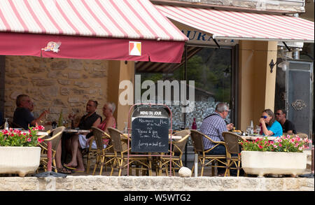 Menu du jour à l'extérieur et village cafe restaurant à Sablet, Provence-Alpes-Côte d'Azur, France Banque D'Images