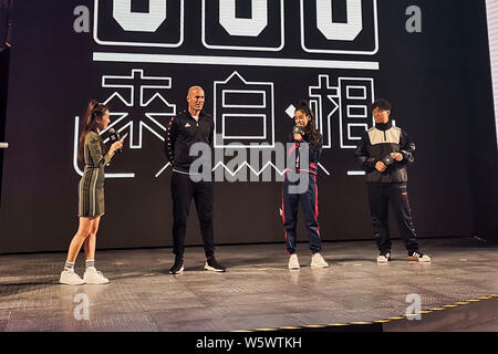 Entraîneur de football français et ancien joueur Zinedine Zidane, deuxième à gauche, et l'actrice de Hong Kong, deuxième à droite, Angelababy assister à un événement promotionnel pour un Banque D'Images