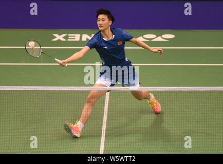 En plus de la Chine Chen renvoie une Pornpawee Chochuwong à coup de la Thaïlande dans leur premier match de simple féminin au cours de la-YONEX SUNRISE Hong Ko Banque D'Images