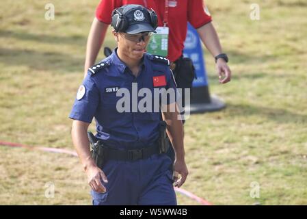 Un policier chinois est en concurrence dans le monde de l'USIP 2e compétition de tir au pistolet de service de police à Foshan, province du Guangdong en Chine du Sud, 1 Banque D'Images