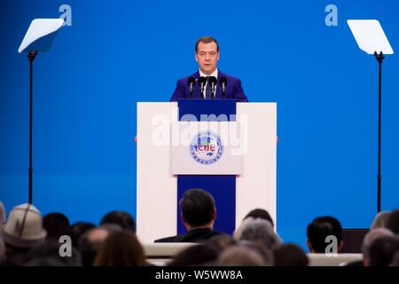 Le Premier ministre russe Dmitri Medvedev parle au cours de la cérémonie d'ouverture de la première importation de Chine Expo (CIEE) et le stagiaire d'Hongqiao Banque D'Images