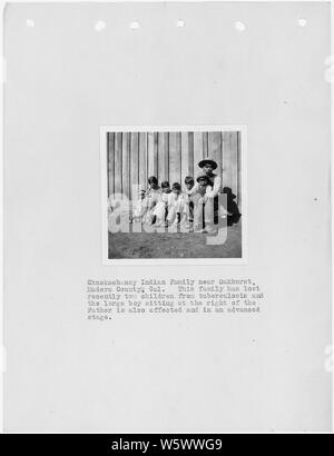 Texte Chuckachancy avec photographie de famille près de Oakhurst, en Californie. Il s'agit d'un rapport d'enquête de Fresno et les comtés de Madera par L.D. Creel. Banque D'Images