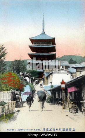 [ 1900 - Japon La Pagode Yasaka, Kyoto ] - cinq étages dans la Pagode Yasaka Higashiyama, Kyoto, 1880. 20e siècle vintage carte postale. Banque D'Images