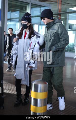 L'actrice américaine Celina Jade, à gauche, et son petit ami, chanteur et acteur Han Geng arrivent à l'Aéroport International de Pékin à Beijing Banque D'Images