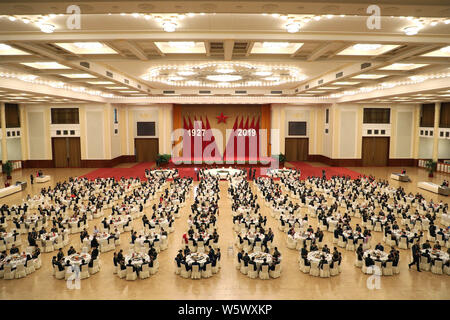 Beijing, Chine. 30 juillet, 2019. Une réception est organisée par le ministère chinois de la Défense nationale pour célébrer le 92e anniversaire de la fondation de l'Armée de libération du peuple chinois (PLA) dans le Grand Hall du Peuple à Beijing, capitale de Chine, le 30 juillet 2019. Crédit : Li Gang/Xinhua/Alamy Live News Banque D'Images