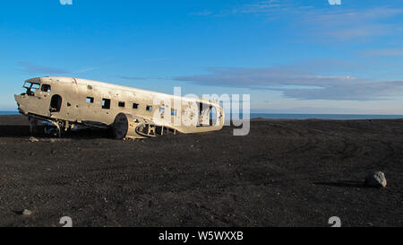 De l'épave de l'avion s'est écrasé en 1973 Douglas R4D DC-3 Dakota C 117 de l'US Navy en Islande à Solheimasandur beach. Banque D'Images