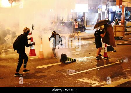 Hong Kong, Chine - Juillet 28th, 2019. Des affrontements violents éclatent entre les manifestants et la police à Sheung Wan. Banque D'Images