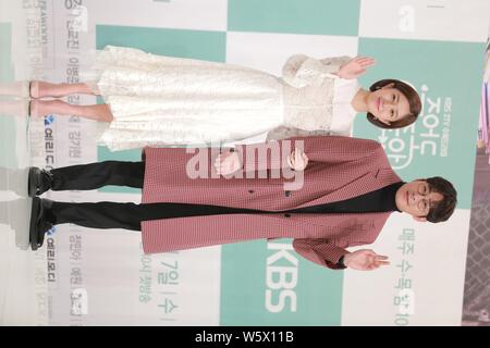L'acteur sud-coréen Kang Ji-hwan, droite et actrice Baek Jin-hee assister à une conférence de presse pour nouvelle série TV 'heureux si vous êtes morts" à Séoul, Corée du Sud, Banque D'Images