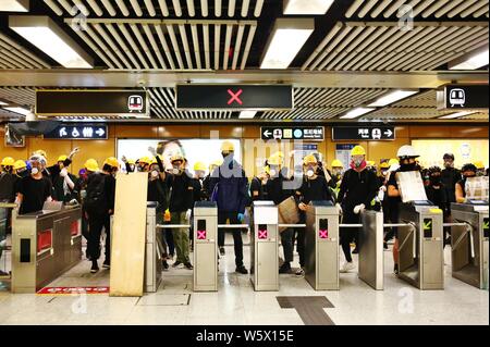 Hong Kong, Chine - Juillet 28th, 2019. Des affrontements violents éclatent entre les manifestants et la police à Sheung Wan. Banque D'Images