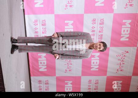 L'acteur sud-coréen Chun Jung-myung assiste à une conférence de presse pour la nouvelle série TV 'voletant avertissement" à Séoul, Corée du Sud, le 31 octobre 2018. Banque D'Images