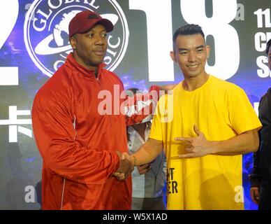 Jamaican-American IFBB bodybuilder professionnel Shawn Rhoden, gauche, pose pour des photos d'un participant au cours d'une compétition de culturisme à Shanghai, Banque D'Images