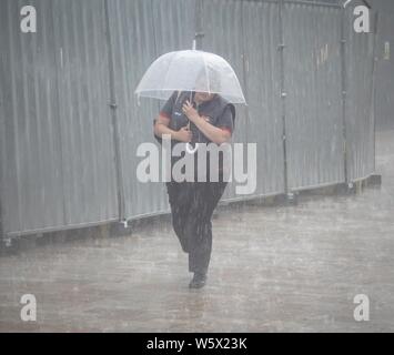 Sheffield, Lancashire. 30 juillet 2019. Météo France : Des pluies diluviennes ont éclaté cette après-midi au centre-ville de Sheffield . Credit : Ioannis Alexopoulos/Alamy Live News Banque D'Images