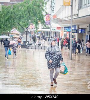 Sheffield, Lancashire. 30 juillet 2019. Météo France : Des pluies diluviennes ont éclaté cette après-midi au centre-ville de Sheffield . Credit : Ioannis Alexopoulos/Alamy Live News Banque D'Images