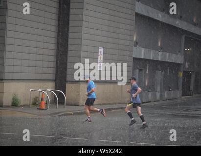 Sheffield, Lancashire. 30 juillet 2019. Météo France : Des pluies diluviennes ont éclaté cette après-midi au centre-ville de Sheffield . Credit : Ioannis Alexopoulos/Alamy Live News Banque D'Images