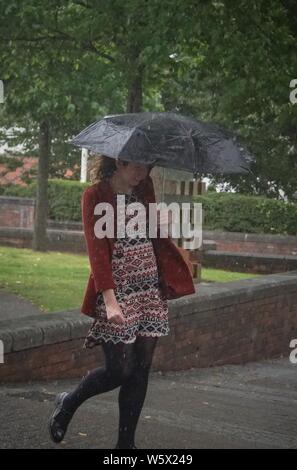 Sheffield, Lancashire. 30 juillet 2019. Météo France : Des pluies diluviennes ont éclaté cette après-midi au centre-ville de Sheffield . Credit : Ioannis Alexopoulos/Alamy Live News Banque D'Images