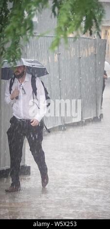 Sheffield, Lancashire. 30 juillet 2019. Météo France : Des pluies diluviennes ont éclaté cette après-midi au centre-ville de Sheffield . Credit : Ioannis Alexopoulos/Alamy Live News Banque D'Images