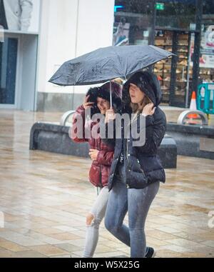 Sheffield, Lancashire. 30 juillet 2019. Météo France : Des pluies diluviennes ont éclaté cette après-midi au centre-ville de Sheffield . Credit : Ioannis Alexopoulos/Alamy Live News Banque D'Images