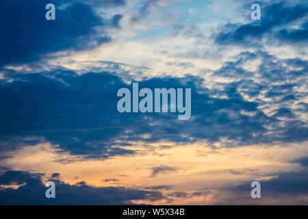 Un beau ciel de coucher du soleil au point à la fin d'une journée d'été. Banque D'Images