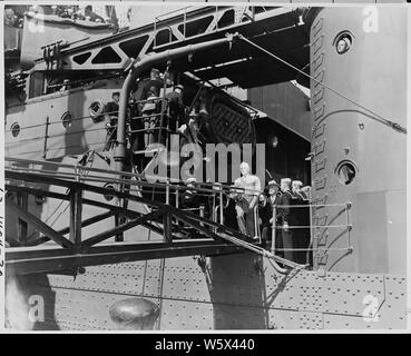 Le président Harry S. Truman et le secrétaire d'État James Byrnes quitte le U. S. S. Augusta à son arrivée à Anvers, Belgique, en route pour la Conférence de Potsdam en Allemagne. Banque D'Images