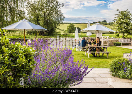 Un joli jardin pub situé dans la campagne de l'Oxfordshire. Banque D'Images