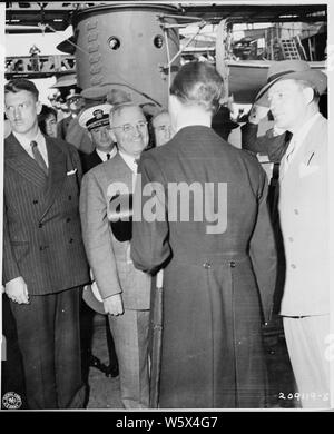 Le président Harry S. Truman est accueilli par le maire d'Anvers, Belgique en tant qu'il y arrive en route pour la Conférence de Potsdam en Allemagne. Banque D'Images