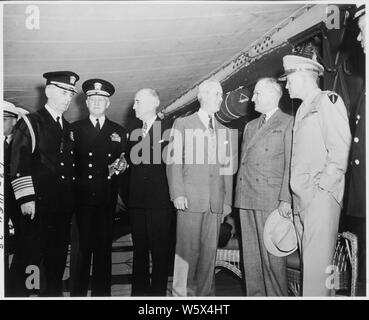 Le président Harry S. Truman est accueilli comme il est arrivé à Anvers, Belgique en route pour la Conférence de Potsdam en Allemagne. De G à D : Adm. William Leahy, Adm. H. H. Stark, Secrétaire d'État James Byrnes, l'Ambassadeur américain en Belgique Charles Sawyer, le Président Truman, et le général Dwight D. Eisenhower. Banque D'Images