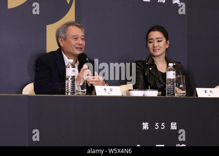 L'actrice chinoise Gong Li, droite, et réalisateur taïwanais Ang Lee assister à une conférence de presse pour le Golden Horse Awards jury de la Taipei Golden Ho Banque D'Images