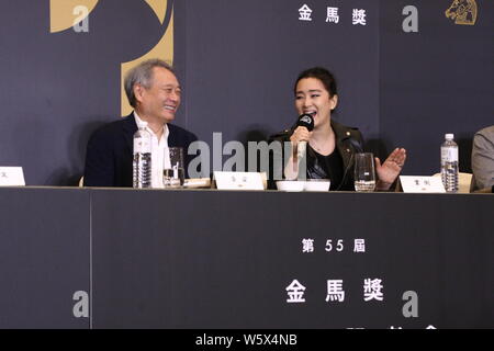 L'actrice chinoise Gong Li, droite, et réalisateur taïwanais Ang Lee assister à une conférence de presse pour le Golden Horse Awards jury de la Taipei Golden Ho Banque D'Images