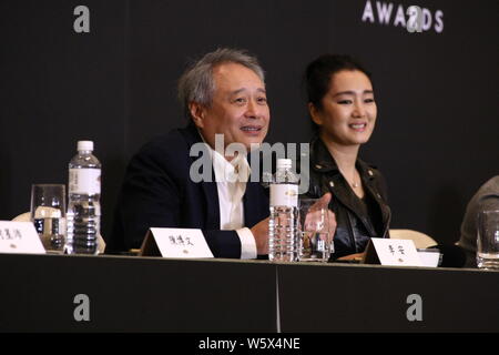 L'actrice chinoise Gong Li, droite, et réalisateur taïwanais Ang Lee assister à une conférence de presse pour le Golden Horse Awards jury de la Taipei Golden Ho Banque D'Images