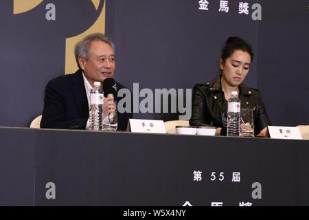 L'actrice chinoise Gong Li, droite, et réalisateur taïwanais Ang Lee assister à une conférence de presse pour le Golden Horse Awards jury de la Taipei Golden Ho Banque D'Images