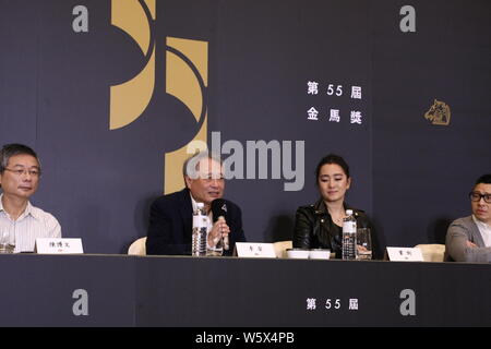 L'actrice chinoise Gong Li, droite, et réalisateur taïwanais Ang Lee assister à une conférence de presse pour le Golden Horse Awards jury de la Taipei Golden Ho Banque D'Images