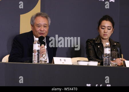 L'actrice chinoise Gong Li, droite, et réalisateur taïwanais Ang Lee assister à une conférence de presse pour le Golden Horse Awards jury de la Taipei Golden Ho Banque D'Images