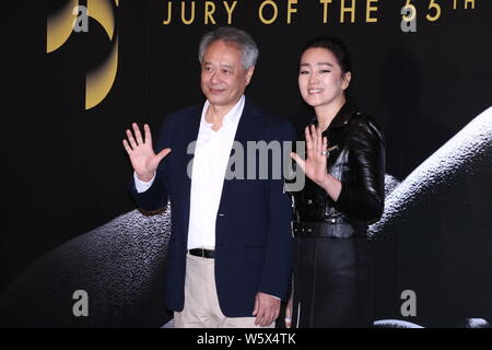 L'actrice chinoise Gong Li, droite, et réalisateur taïwanais Ang Lee assister à une conférence de presse pour le Golden Horse Awards jury de la Taipei Golden Ho Banque D'Images