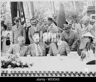 Le président Harry S. Truman, Président vénézuélien Romulo Gallegos, et un inconnu assis à une table, engagés dans une conversation, de Bolivar, Missouri. Le président Truman a dédié une statue de Simon Bolivar Bolivar. Banque D'Images