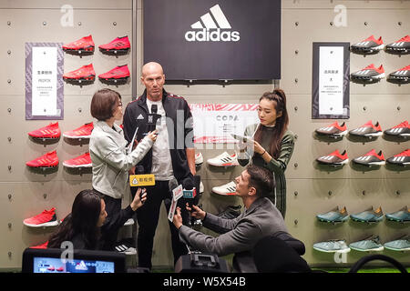 Entraîneur de football français et ancien joueur Zinedine Zidane assiste à un événement promotionnel pour Adidas à Shanghai, Chine, le 27 novembre 2018. Banque D'Images