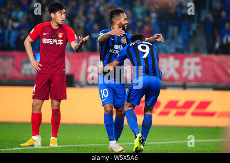 Joueur de football Italian-Brazilian Citadin Martins Eder, simplement connu sous le nom de Eder, droite, de Jiangsu Suning célèbre avec joueur de football brésilien, Alex Banque D'Images