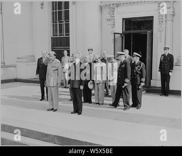 Le président Harry S. Truman, le Prince Abdul Ilah d'Iraq et d'autres représentants des gouvernements des États-Unis et de l'Iraq, au cours de la visite du prince pour les États-Unis. Banque D'Images