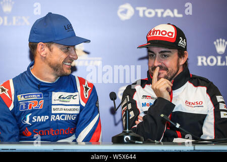 Pilote automobile britannique Jenson Button, à gauche, et l'Espagnol Fernando Alonso pilote F1 de McLaren assister à une conférence de presse pour le championnat du monde d'Endurance 2018 Banque D'Images