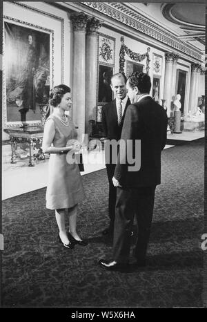 Le président Nixon discute avec la reine Elizabeth II et le Prince Phillip ; Portée et contenu : Sur la photo : La Reine Elizabeth II, le prince Phillip, Richard M. Nixon. Sujet : Voyage en Europe - 1969. Banque D'Images