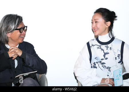 L'actrice chinoise Zhou Xun, droite, et Hong Kong directeur Peter Chan, assister à une conférence de presse pour nouveau film "Dernière lettre" à Shanghai, Chine, 8 novemb Banque D'Images