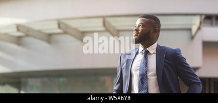 African businessman sitting in front of office building Banque D'Images