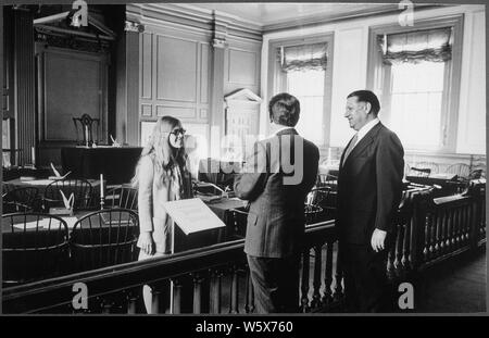 Le président Nixon tours Independence Hall à Philadelphie, Pennsylvanie, avec le maire Frank Rizzo ; Portée et contenu : Sur la photo : unidentified docent, Richard Nixon, Frank Rizzo. Objet : des maires. Banque D'Images