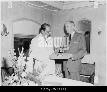 Le président vénézuélien Romulo Gallegos étant présenté avec un disque phonographique par un homme inconnu, probablement à bord le Président Harry S. Truman de train, sur la route de Bolivar, Missouri, où le président Truman une statue dédiée à Simon Bolivar. Banque D'Images