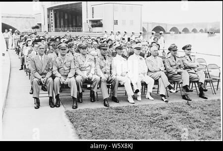 Le président Truman assiste aux services de Memorial Day à Porte d'eau. De gauche à droite, première rangée : Secrétaire de presse Charles Ross, le général Robert Landry, le général Wallace Graham (médecin au président), Adm. Robert Dennison, agent, agent non identifié non identifié, le Président Truman, agent, agent non identifié non identifié. Banque D'Images