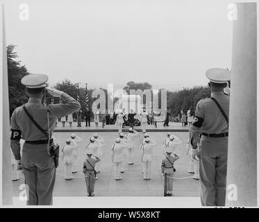 Le président Truman assiste aux services du Memorial Day au cimetière national d'Arlington et dépose une gerbe sur la Tombe du Soldat inconnu. Cette photo montre une vue générale de la cérémonie à distance. Le président Truman n'est pas dans l'image. Banque D'Images