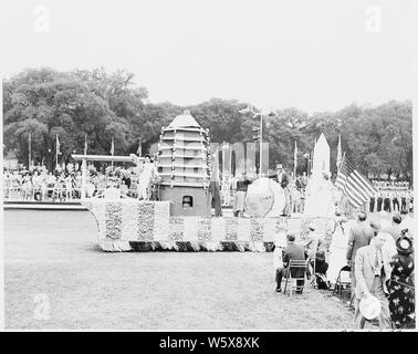 Le président Truman assiste aux cérémonies célébrant le 100e anniversaire de l'Monoument de Washington. Il regarde la parade de la tribune. Banque D'Images