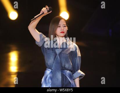 Chanteur chinois Zhang Zhang Liangying Jane ou chante à la Super Nova Gala en Beijing, Chine, 31 octobre 2018. Banque D'Images